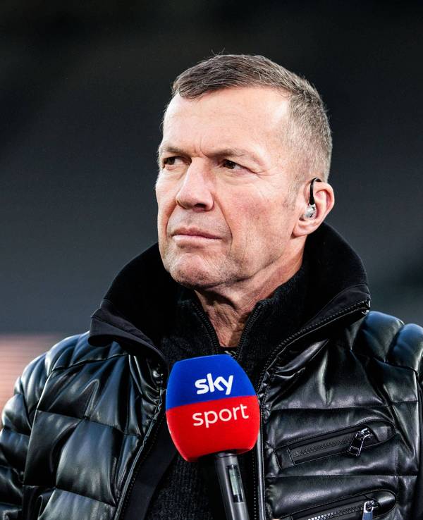 Lothar Matthäus mit Sky-Mikrofon in der Hand.