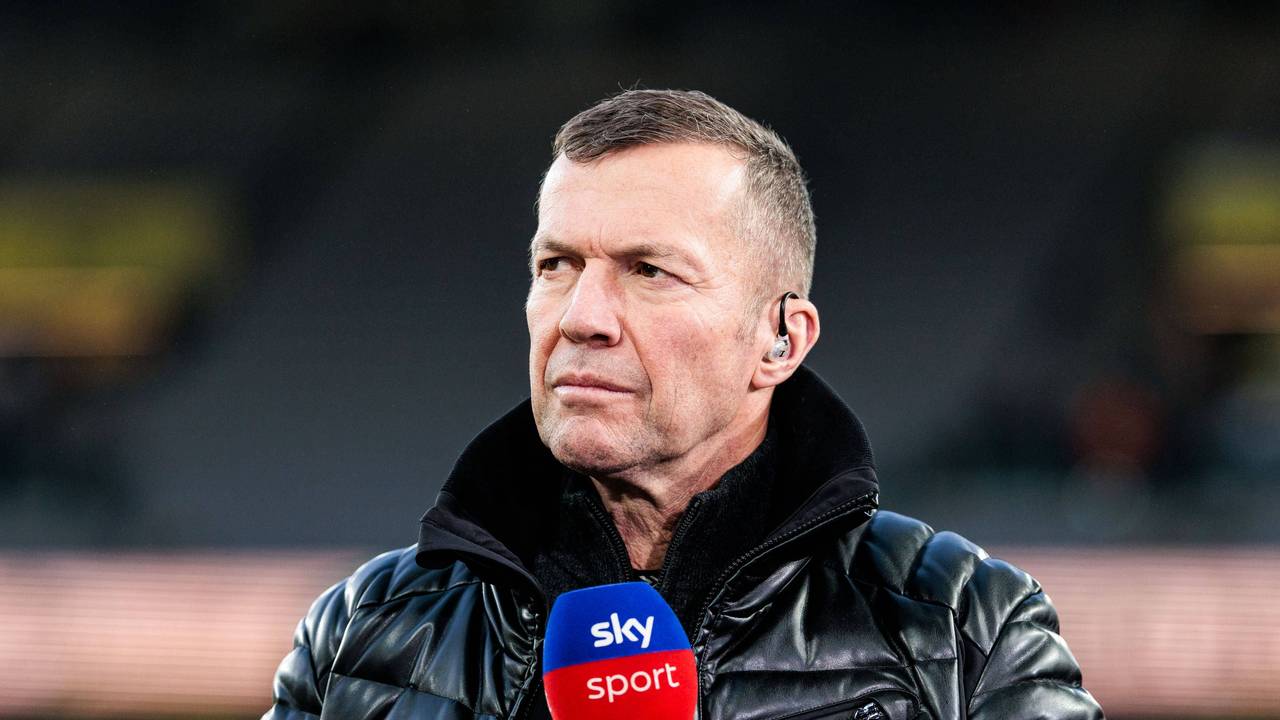 Lothar Matthäus mit Sky-Mikrofon in der Hand.