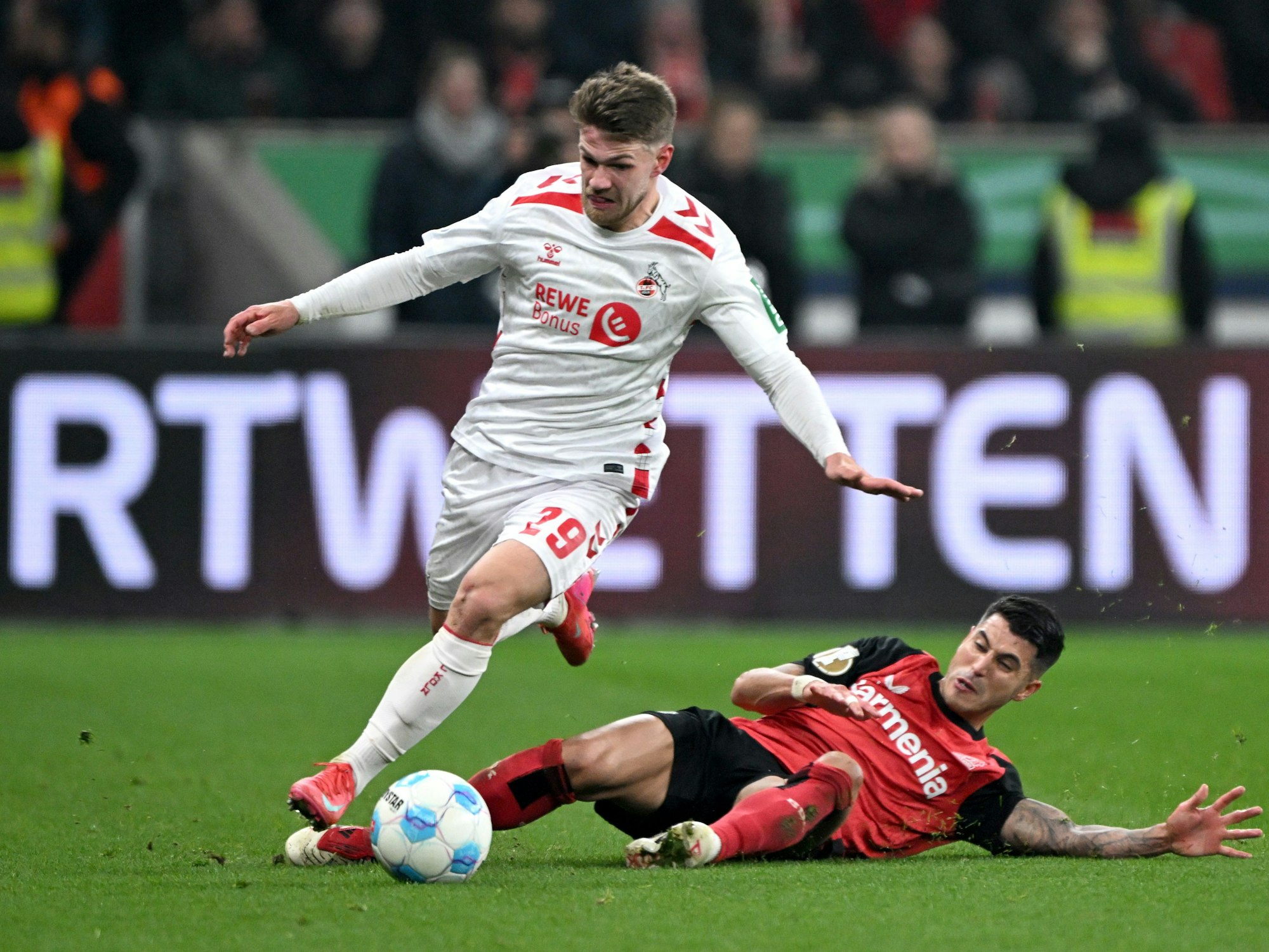 Jan Thielmann setzt sich gegen Exequiel Palacios durch.