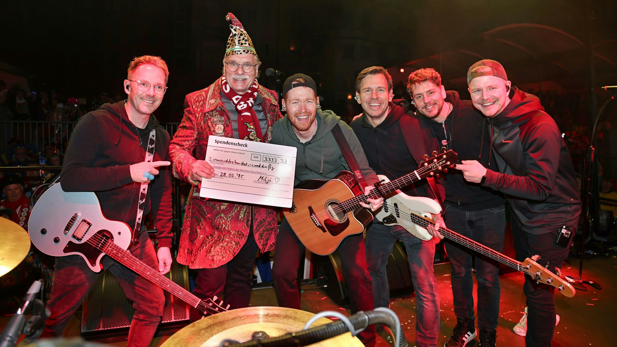 Miljö bei der Spendenübergabe auf der Bühne.