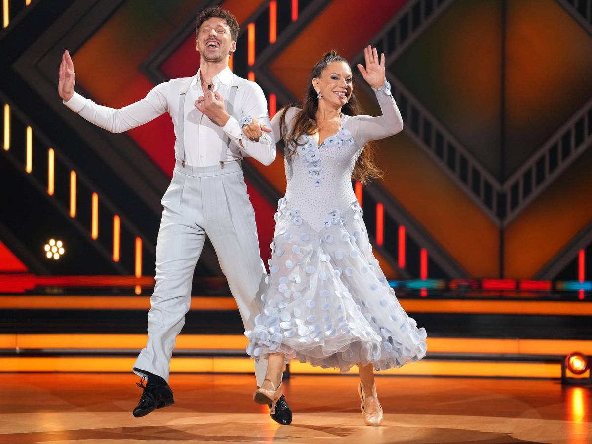 Christine Neubauer und Valentin Lusin beim Quickstep.