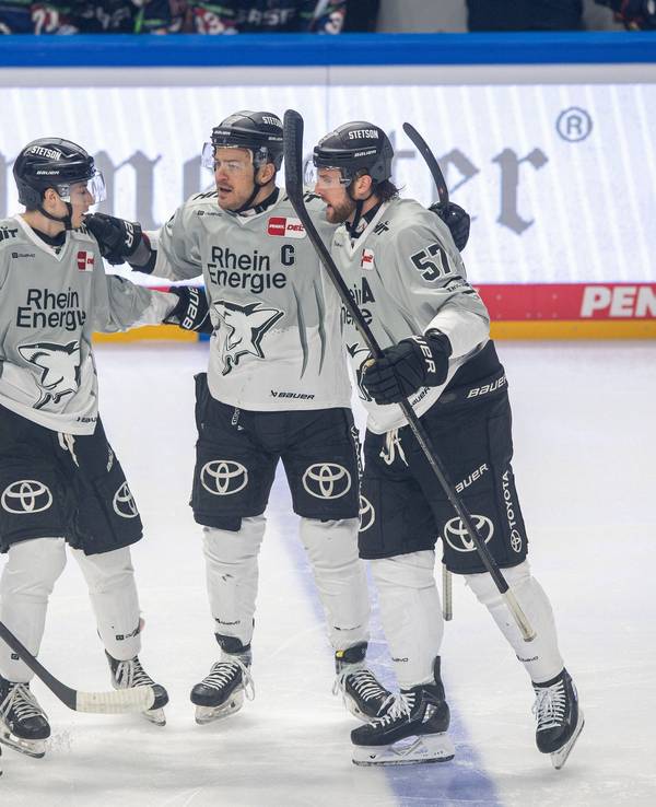 Die Kölner Haie jubeln über ein Tor beim Auswärtsspiel bei den Eisbären Berlin.