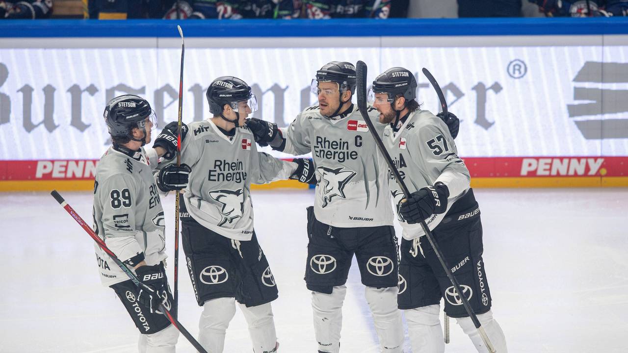 Die Kölner Haie jubeln über ein Tor beim Auswärtsspiel bei den Eisbären Berlin.