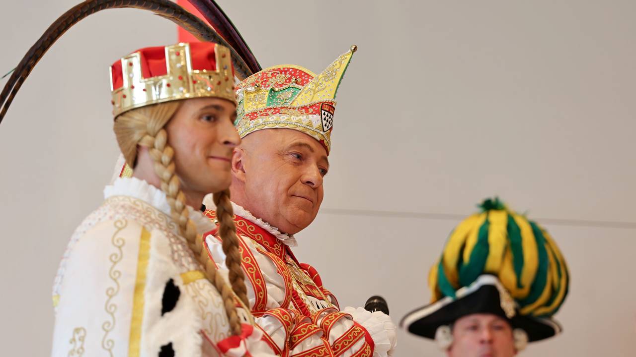 Prinz René steht auf der Bühne.
