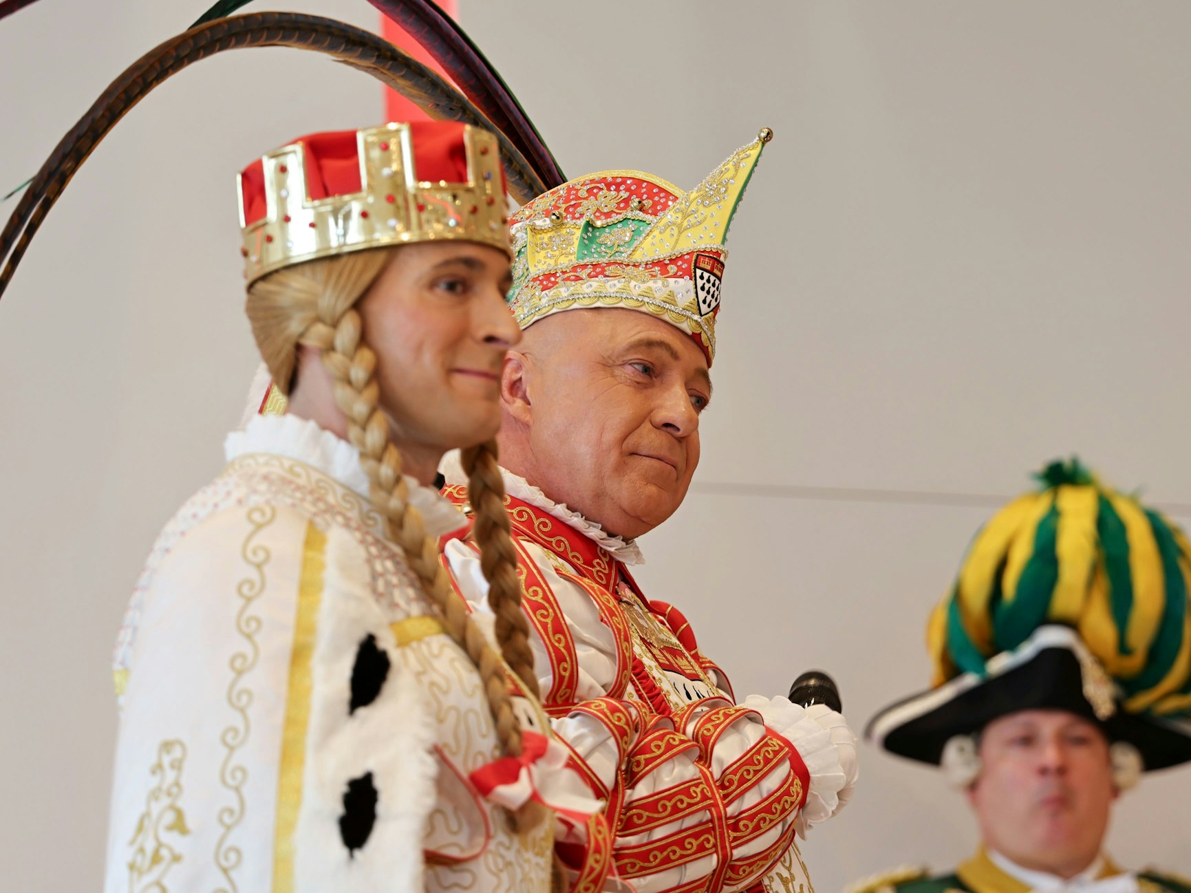 Prinz René steht auf der Bühne.