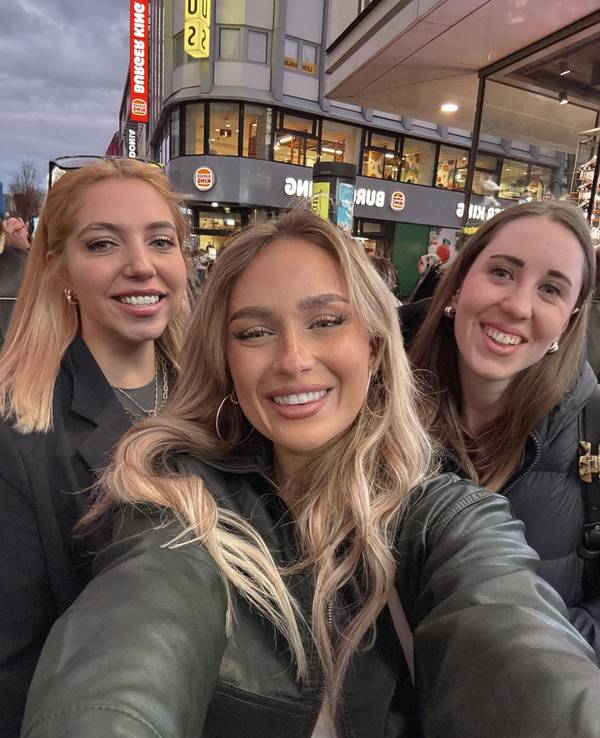 Die Creatorin und gebürtige Kölnerin Jenny (Mitte) lud zwei ihrer Followerinnen zu einem gemeinsamen Shopping-Tag in die Domstadt ein. Gewonnen haben Thea (links) und Annika (rechts).