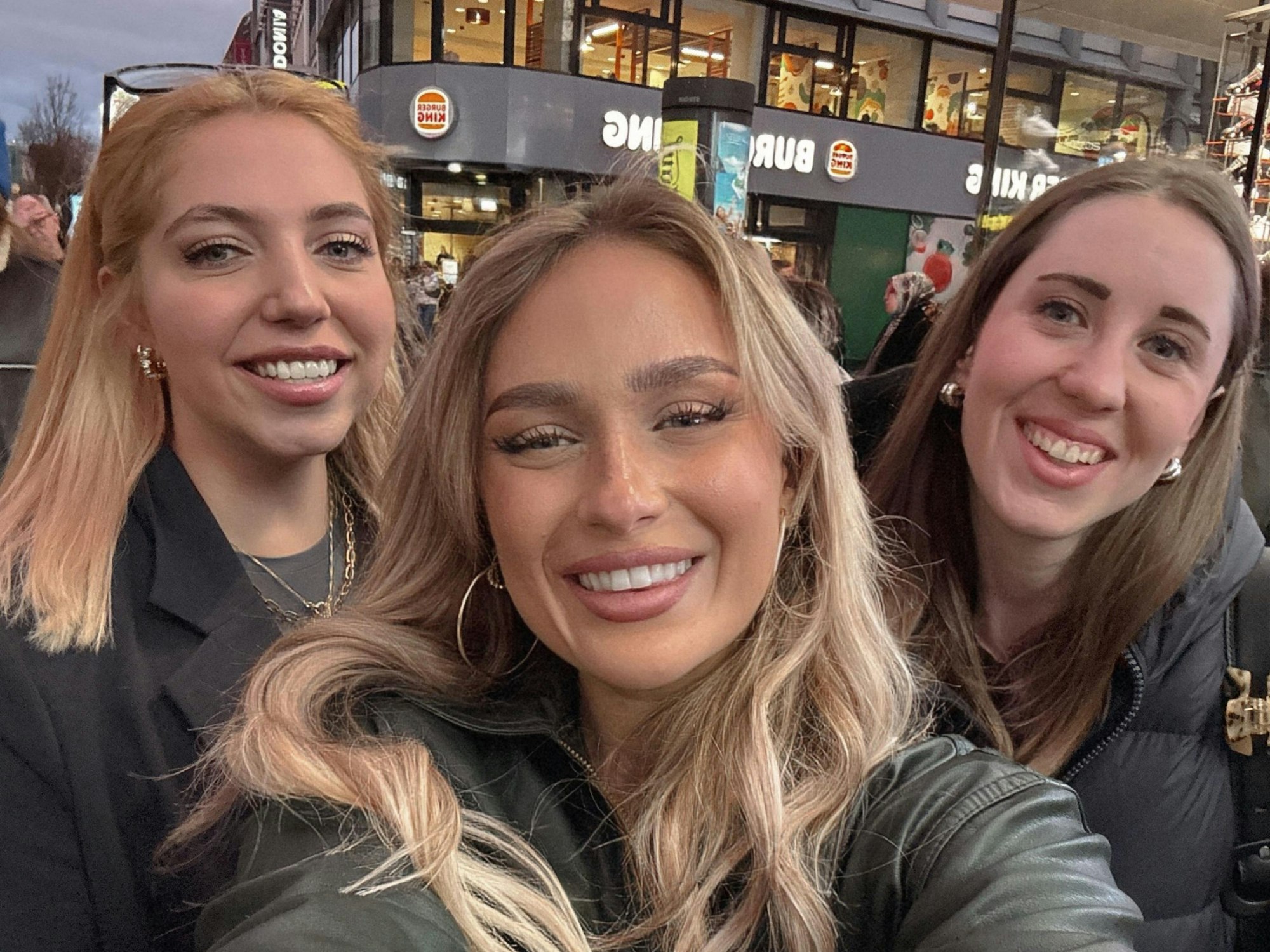 Die Creatorin und gebürtige Kölnerin Jenny (Mitte) lud zwei ihrer Followerinnen zu einem gemeinsamen Shopping-Tag in die Domstadt ein. Gewonnen haben Thea (links) und Annika (rechts).