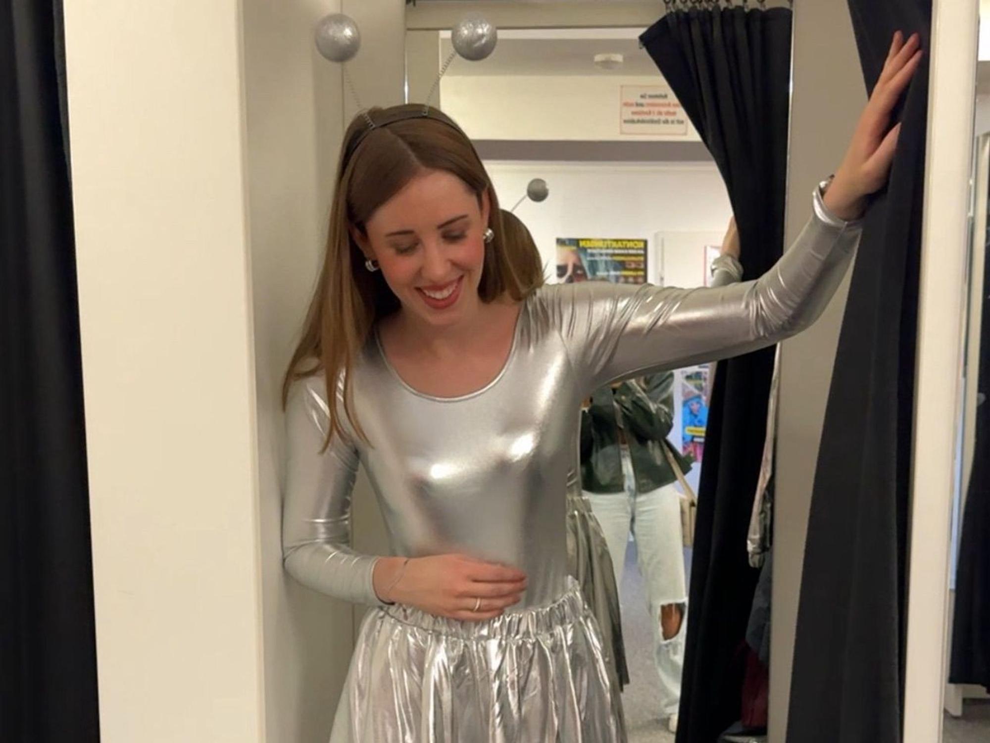 Annika zieht an Karneval als Alien verkleidet durch Köln.