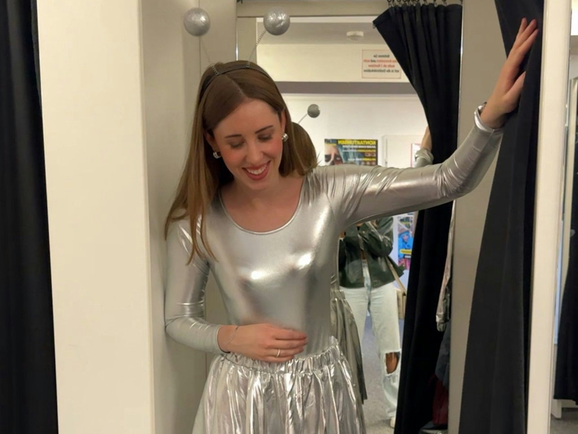 Annika zieht an Karneval als Alien verkleidet durch Köln.