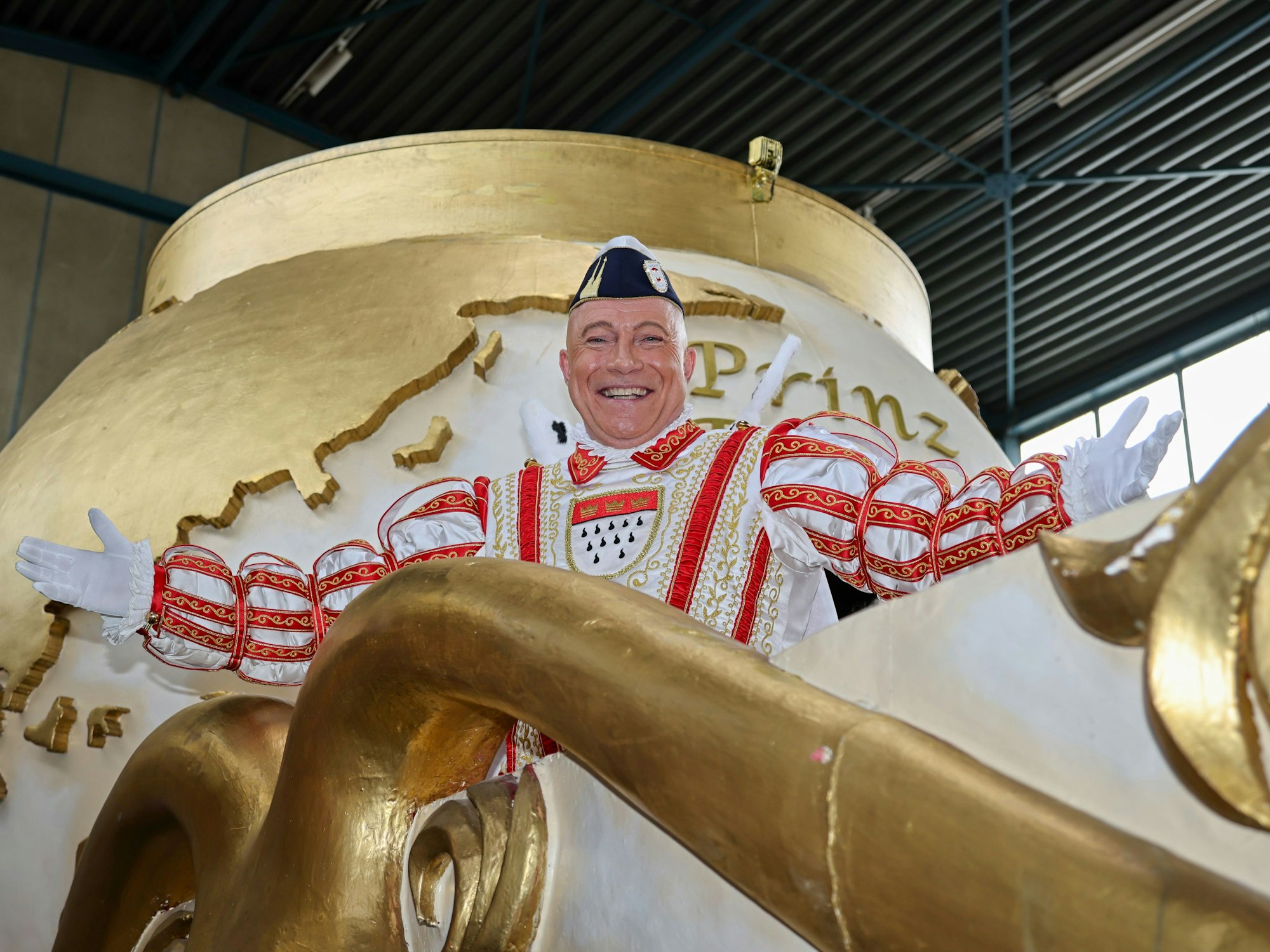 Prinz René auf seinem Wagen.