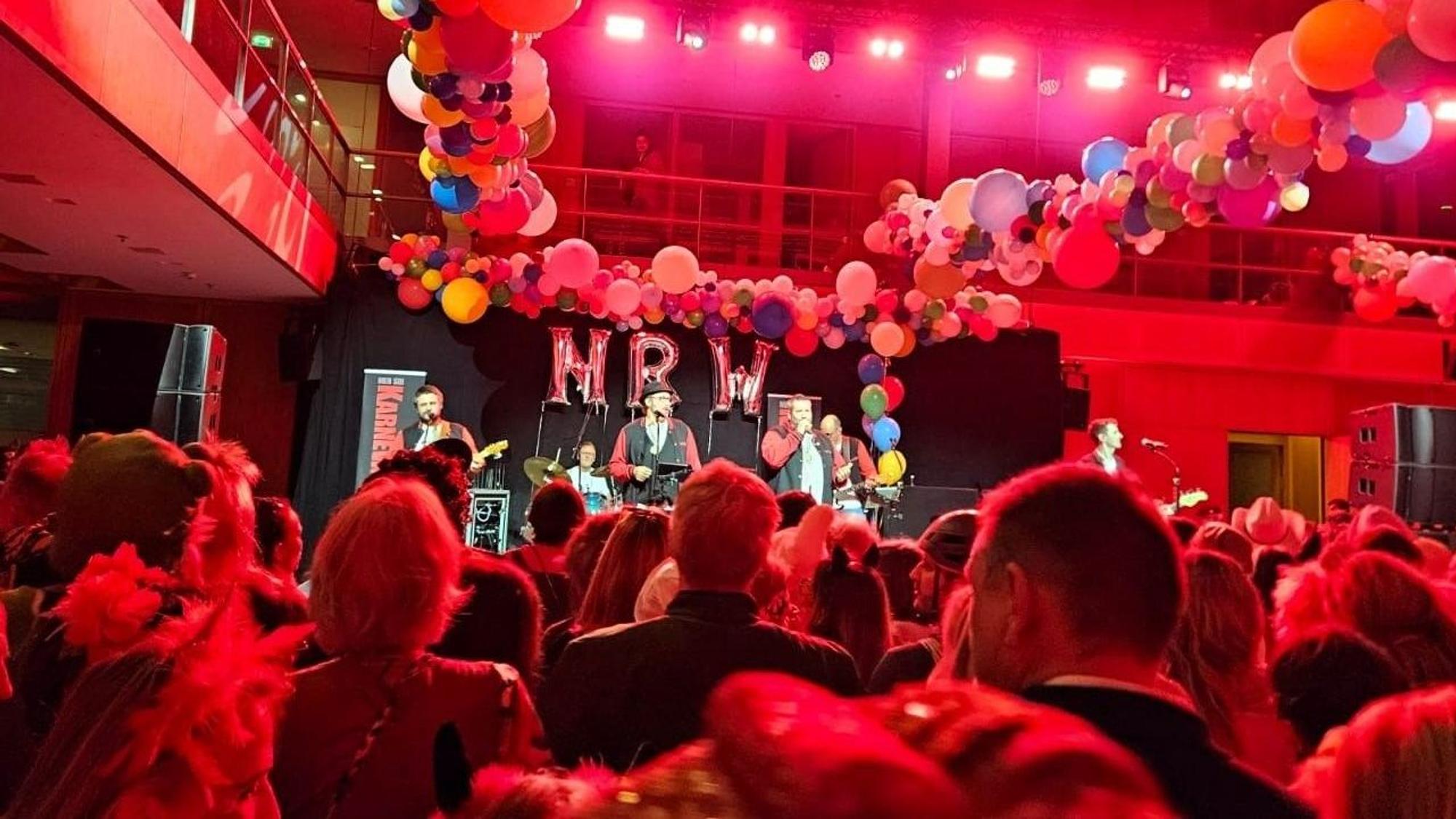 Die Band Karnevallica steht auf der Bühne.