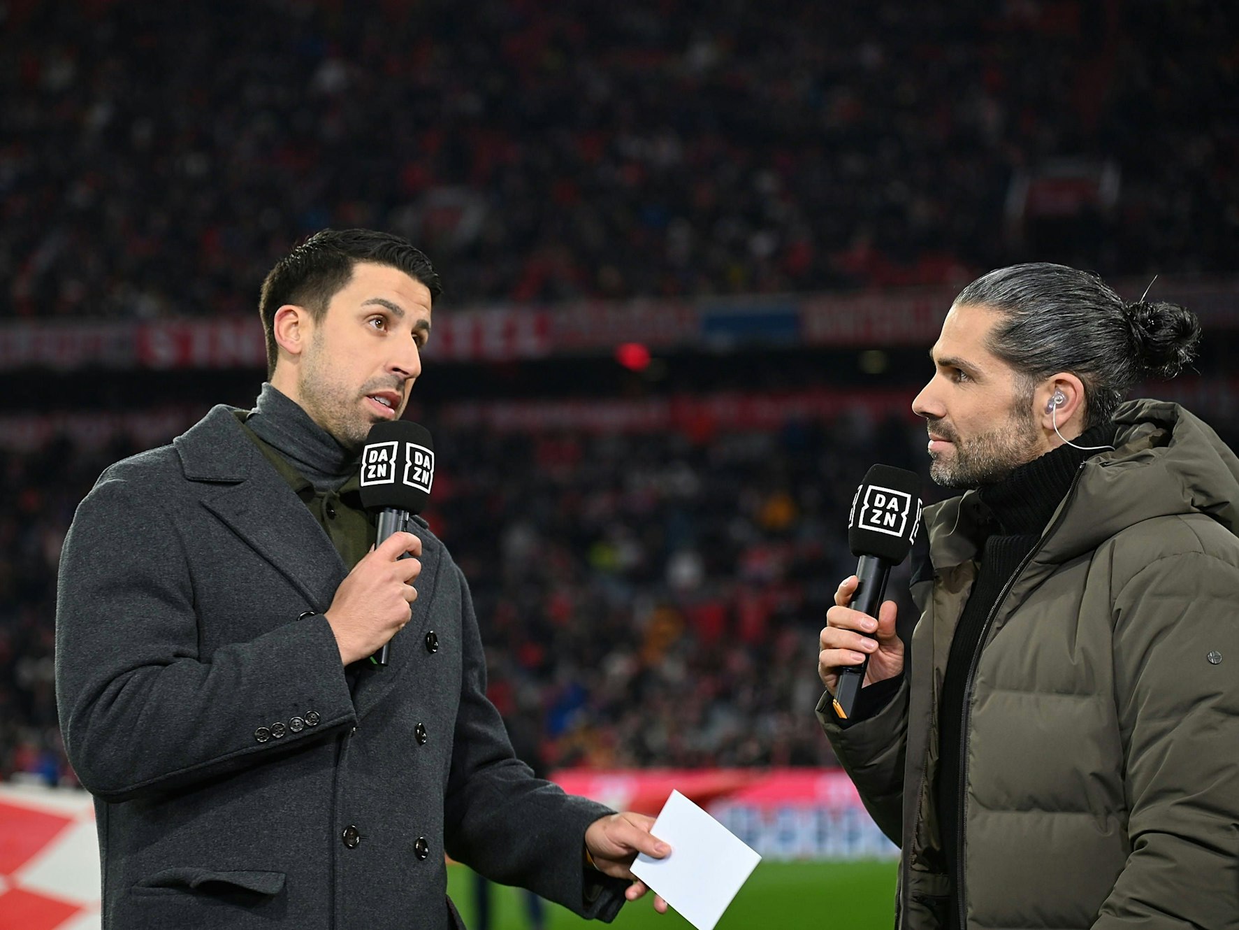 Sami Khedira mit DAZN-Moderator Daniel Herzog in der Allianz-Arena in München.