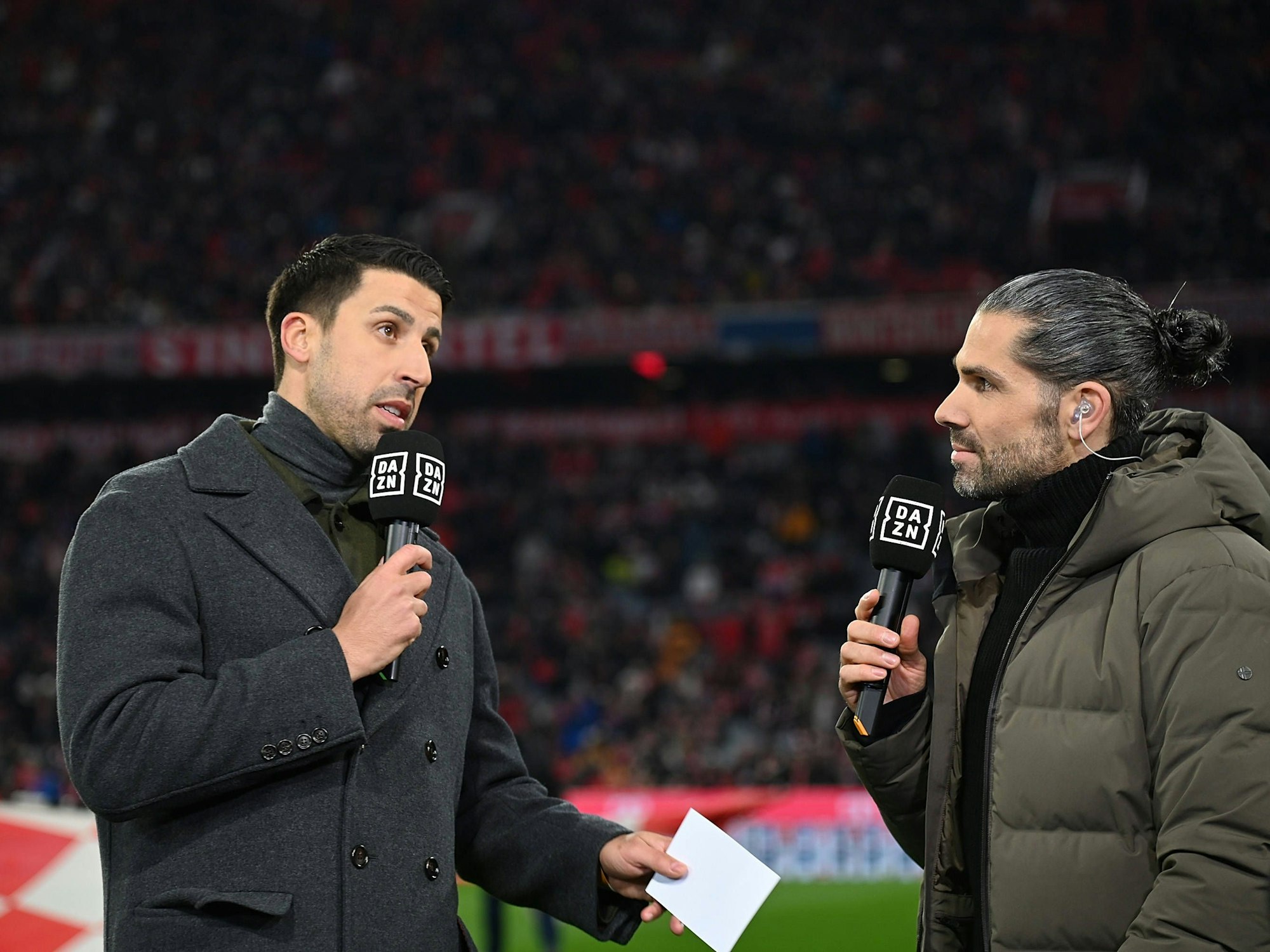 Sami Khedira mit DAZN-Moderator Daniel Herzog in der Allianz-Arena in München.