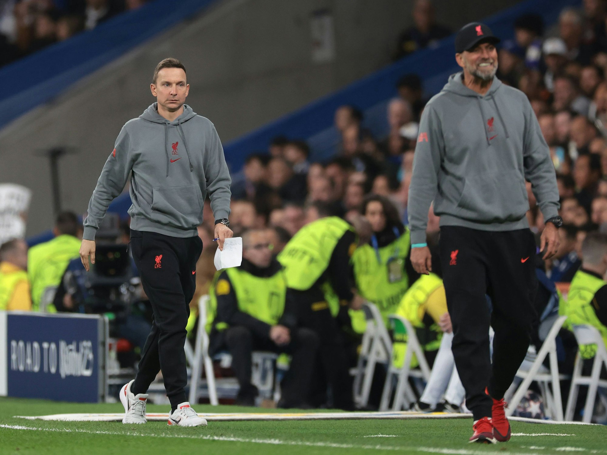 Pepijn Lijnders und Jürgen Klopp gehen an der Seitenlinie entlang.