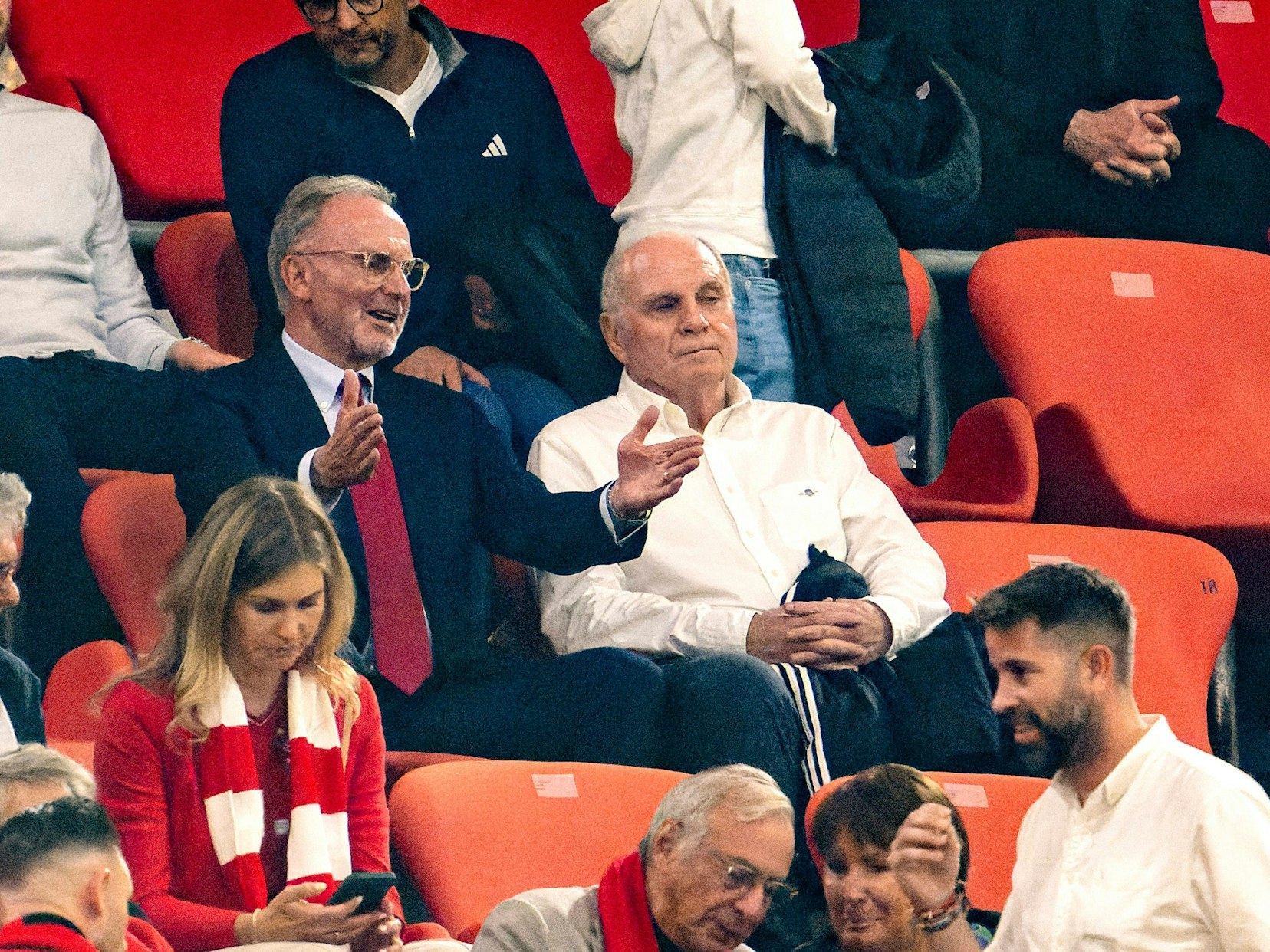 Uli Hoeneß und Karl-Heinz Rummenigge diskutieren auf der Tribüne.