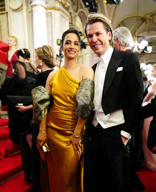 Amira Aly strahlt an der Seite von Adi Weiss beim 67. Wiener Opernball.