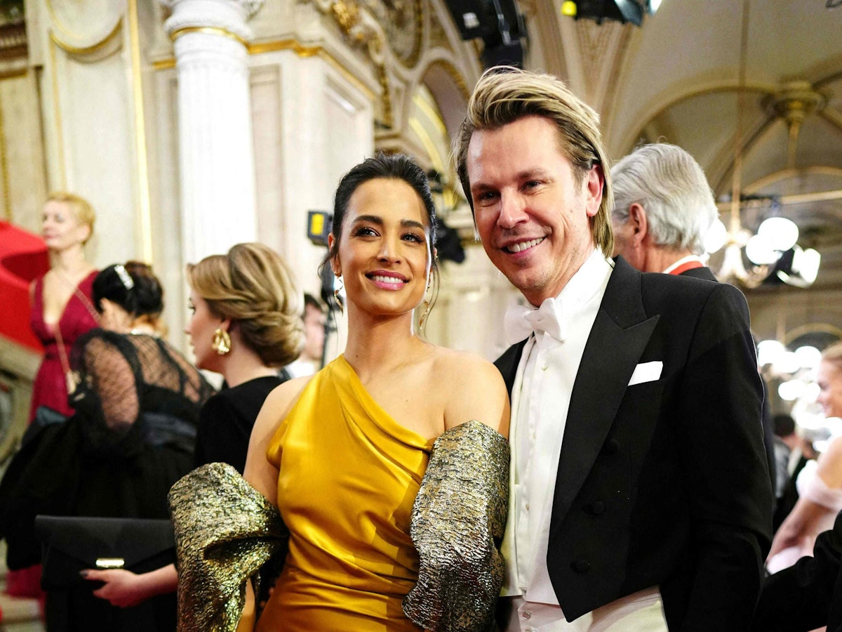 Amira Aly strahlt an der Seite von Adi Weiss beim 67. Wiener Opernball.