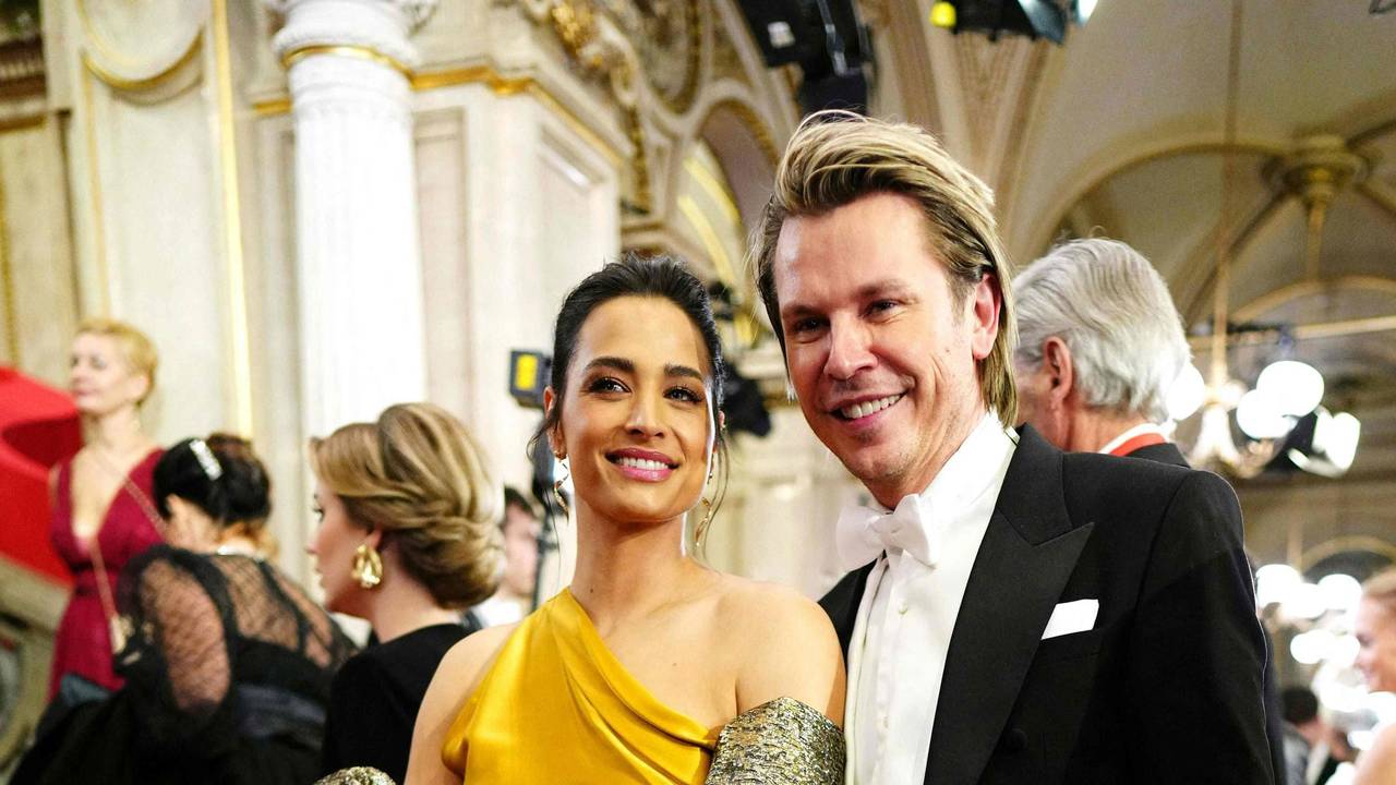Amira Aly strahlt an der Seite von Adi Weiss beim 67. Wiener Opernball.