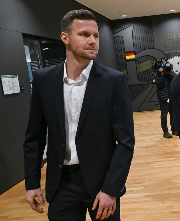 Patrick Drewes gaht Unions Sportboss Horst Heldt vorbei.