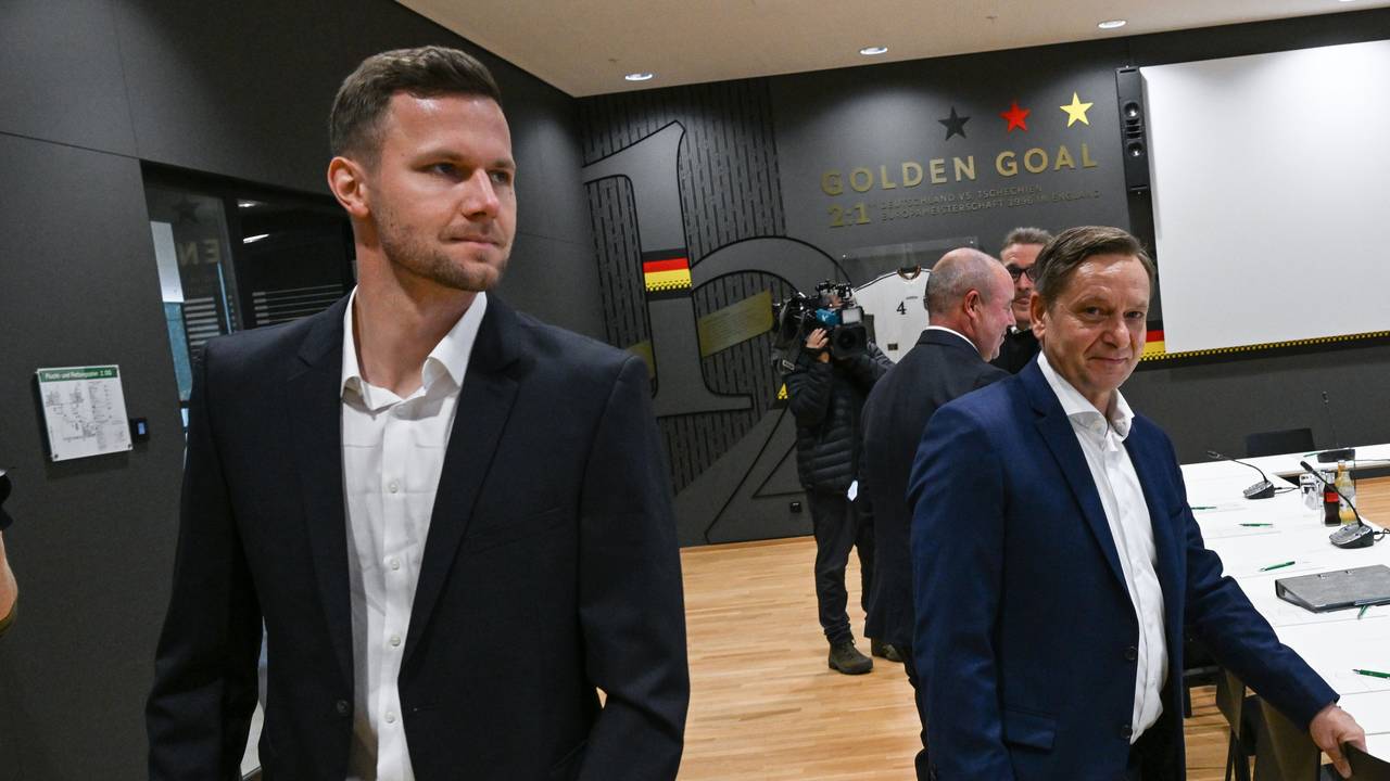 Patrick Drewes gaht Unions Sportboss Horst Heldt vorbei.