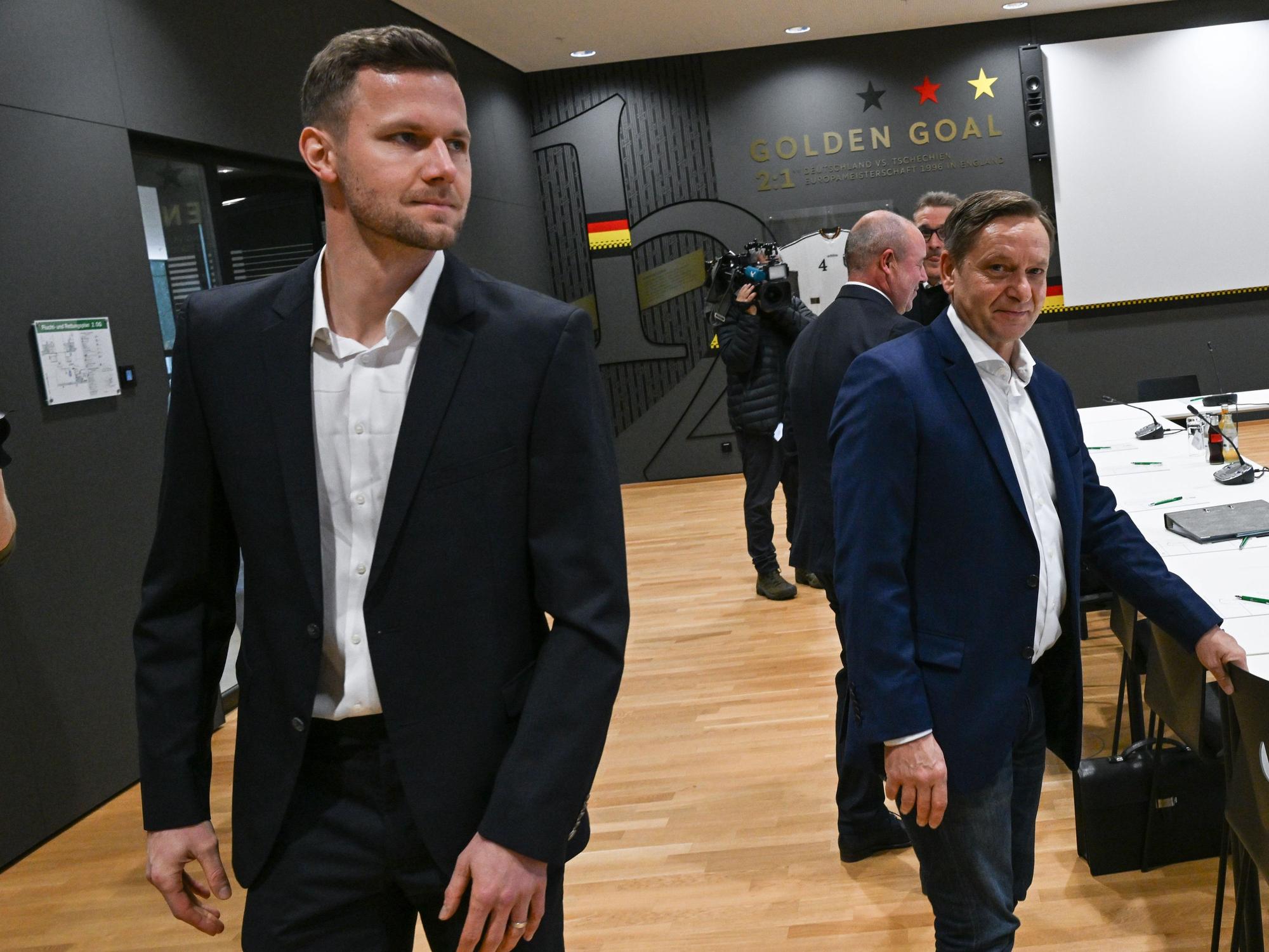 Patrick Drewes gaht Unions Sportboss Horst Heldt vorbei.