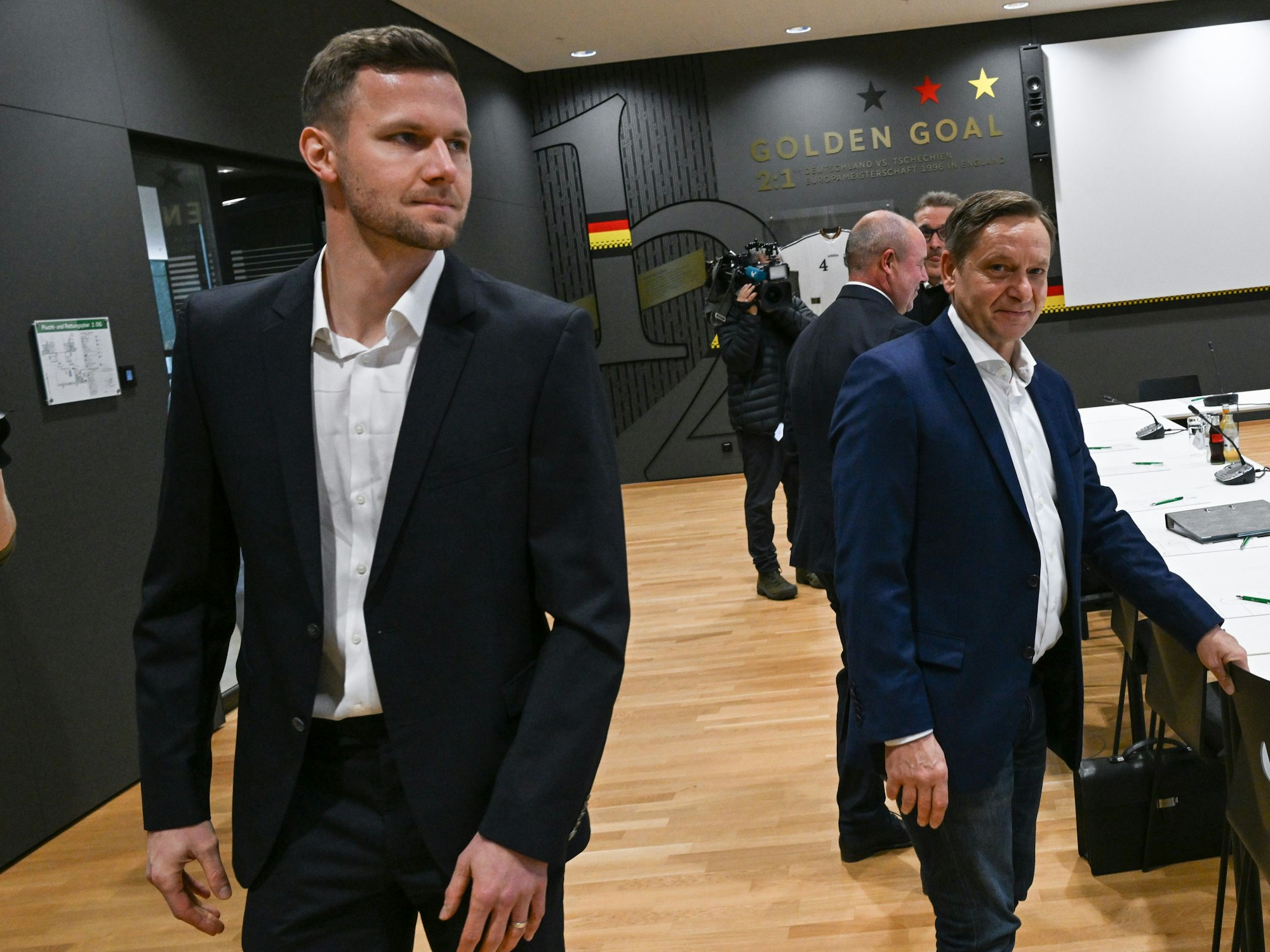 Patrick Drewes gaht Unions Sportboss Horst Heldt vorbei.