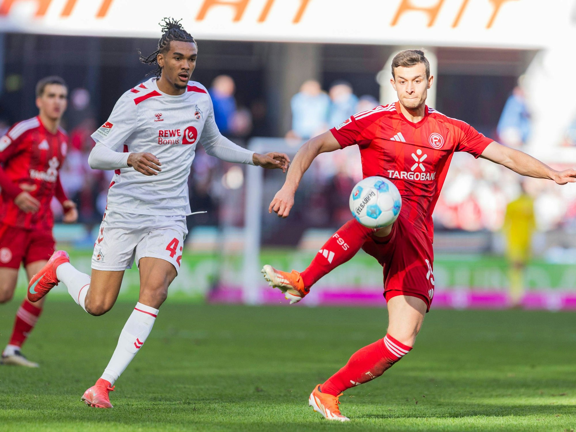 Damion Downs im Zweikampf mit Tim Oberdorf.