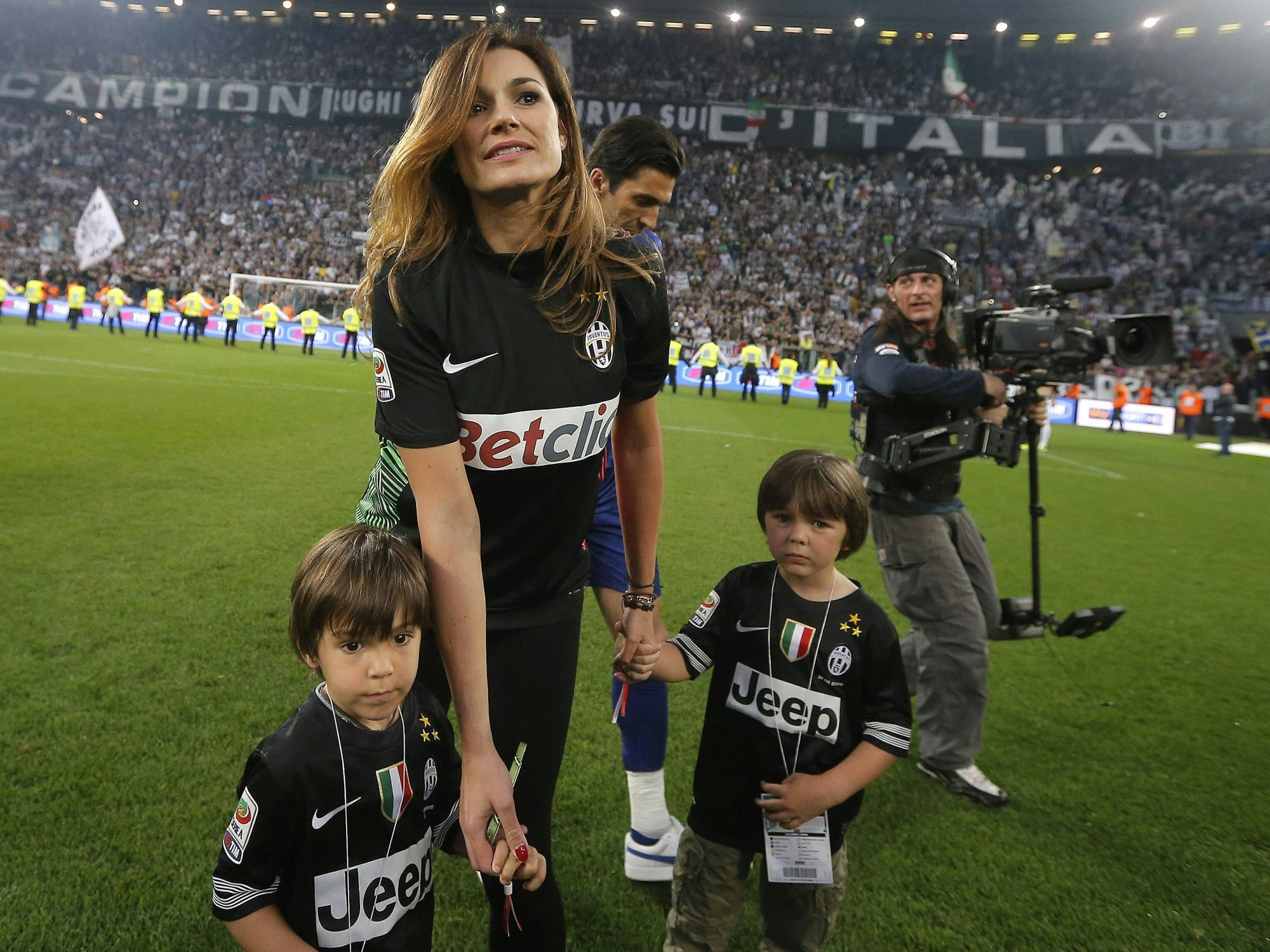 Alena Seredova feiert mit ihren Söhnen Louis Thomas und David Lee die Meisterschaft von Juventus Turin.