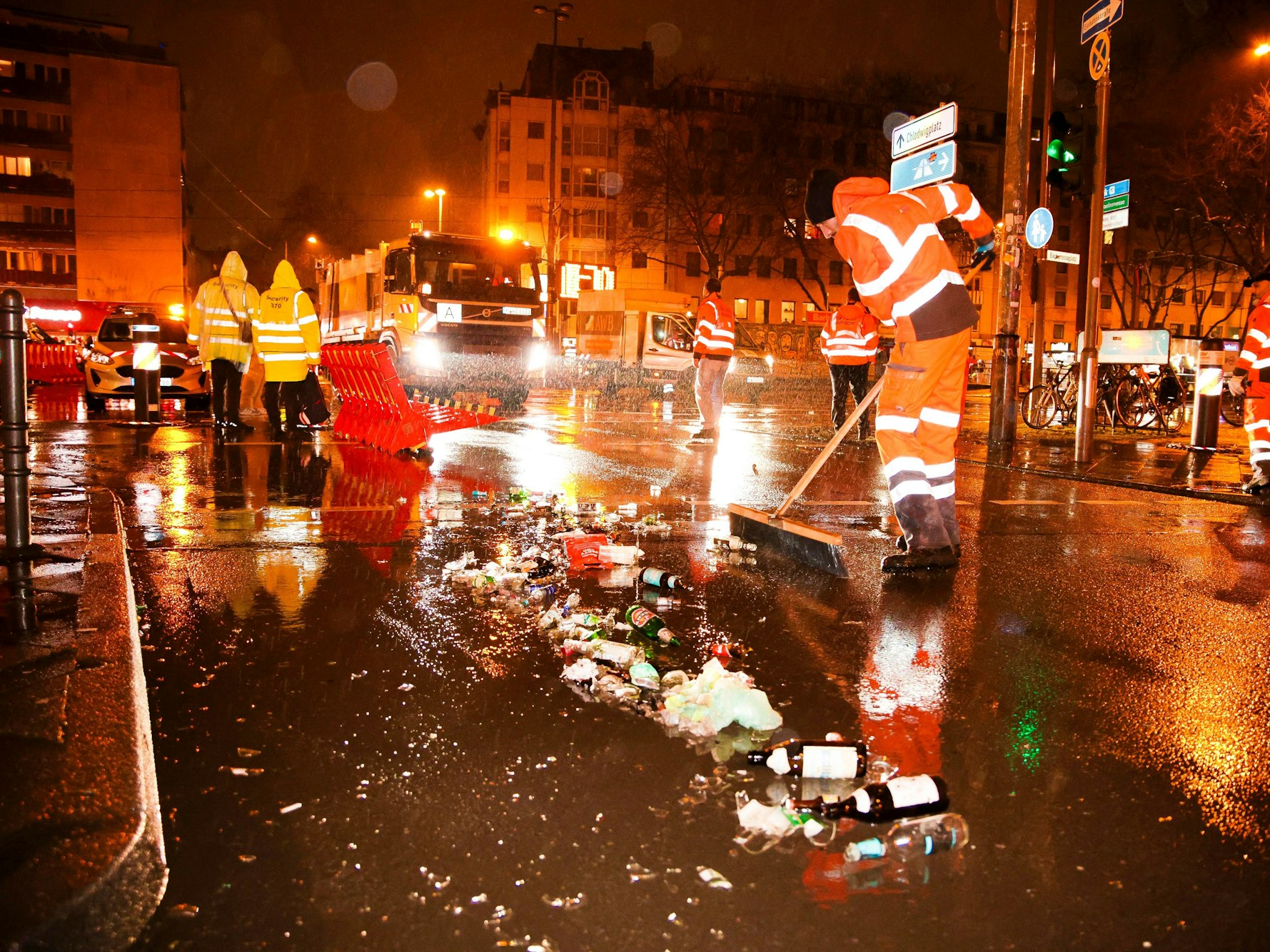 AWB-Kräfte machen die Zülpicher Straße in Köln nach Weiberfastnacht wieder sauber.
