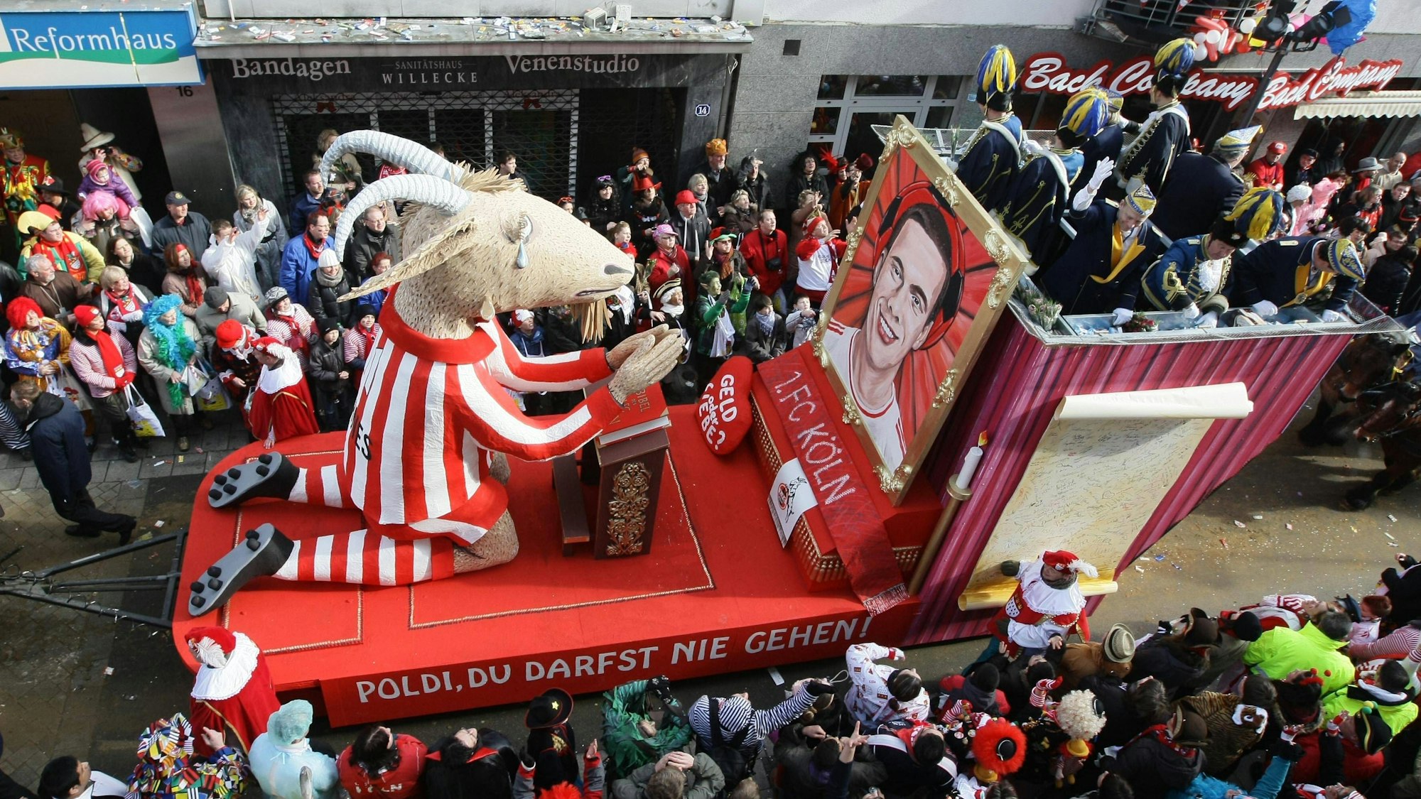 Der Poldi-Wagen beim Rosenmontagszug 2012.