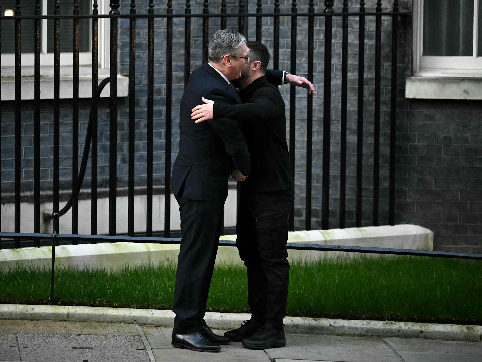 Wolodymyr Selenskyj wird am 1. März 2025 vom britischen Premierminister Keir Starmer herzlich in London empfangen. Am Sonntag steht ein europäisches Gipfeltreffen an.