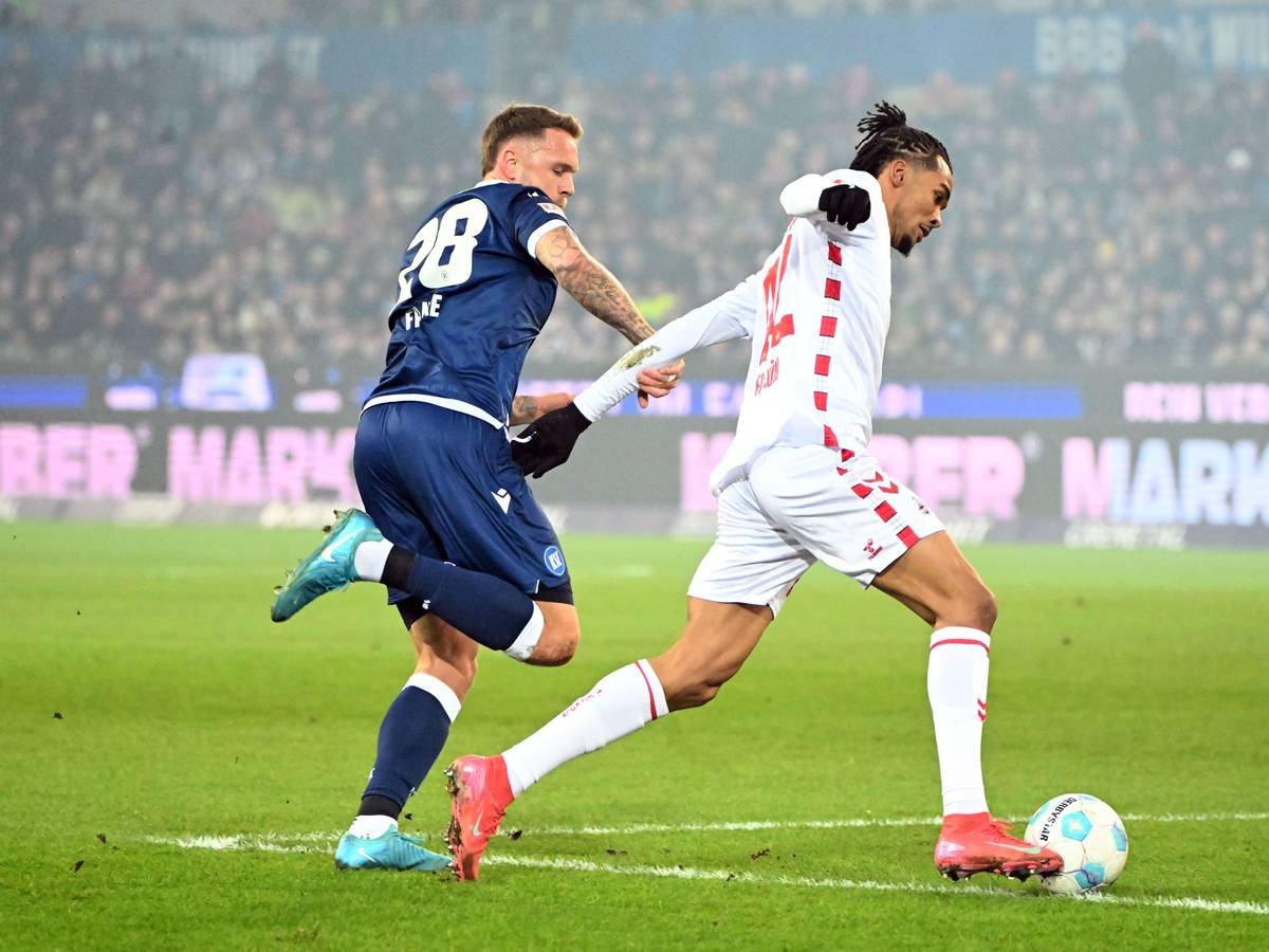 Der Karlsruher Marcel Franke und der Kölner Damion Downs kämpfen um den Ball.