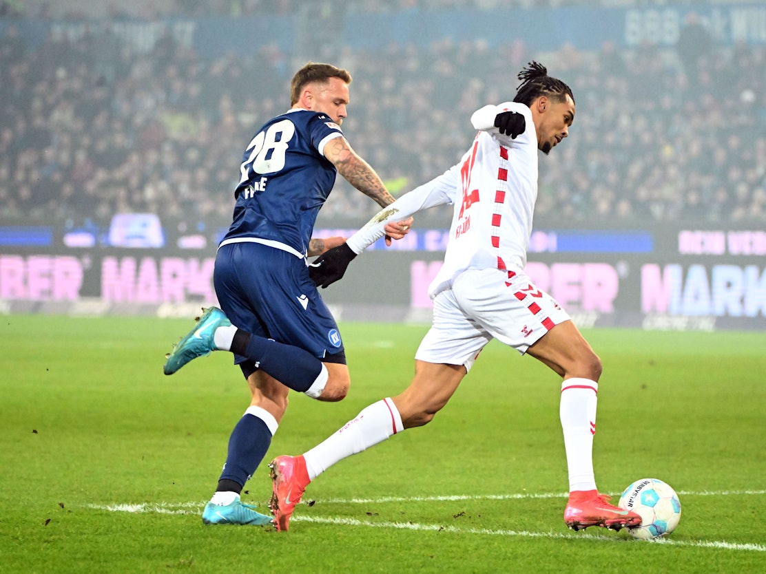 Der Karlsruher Marcel Franke und der Kölner Damion Downs kämpfen um den Ball.