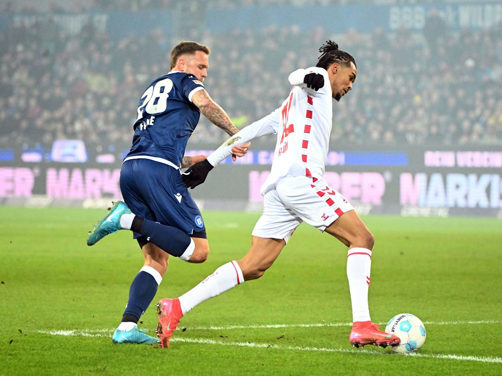 Damion Downs setzt sich gegen Marcel Franke durch.