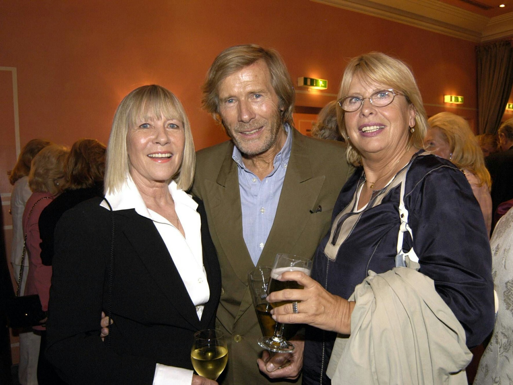 Schauspieler Horst Janson mit Ehefrau Hella (re.) und seiner Ex-Frau, der Schauspielerin Monika Lundi anlässlich der Premiere eines Theaterstücks in der kleinen Komödie im Bayerischen Hof in München 2005.