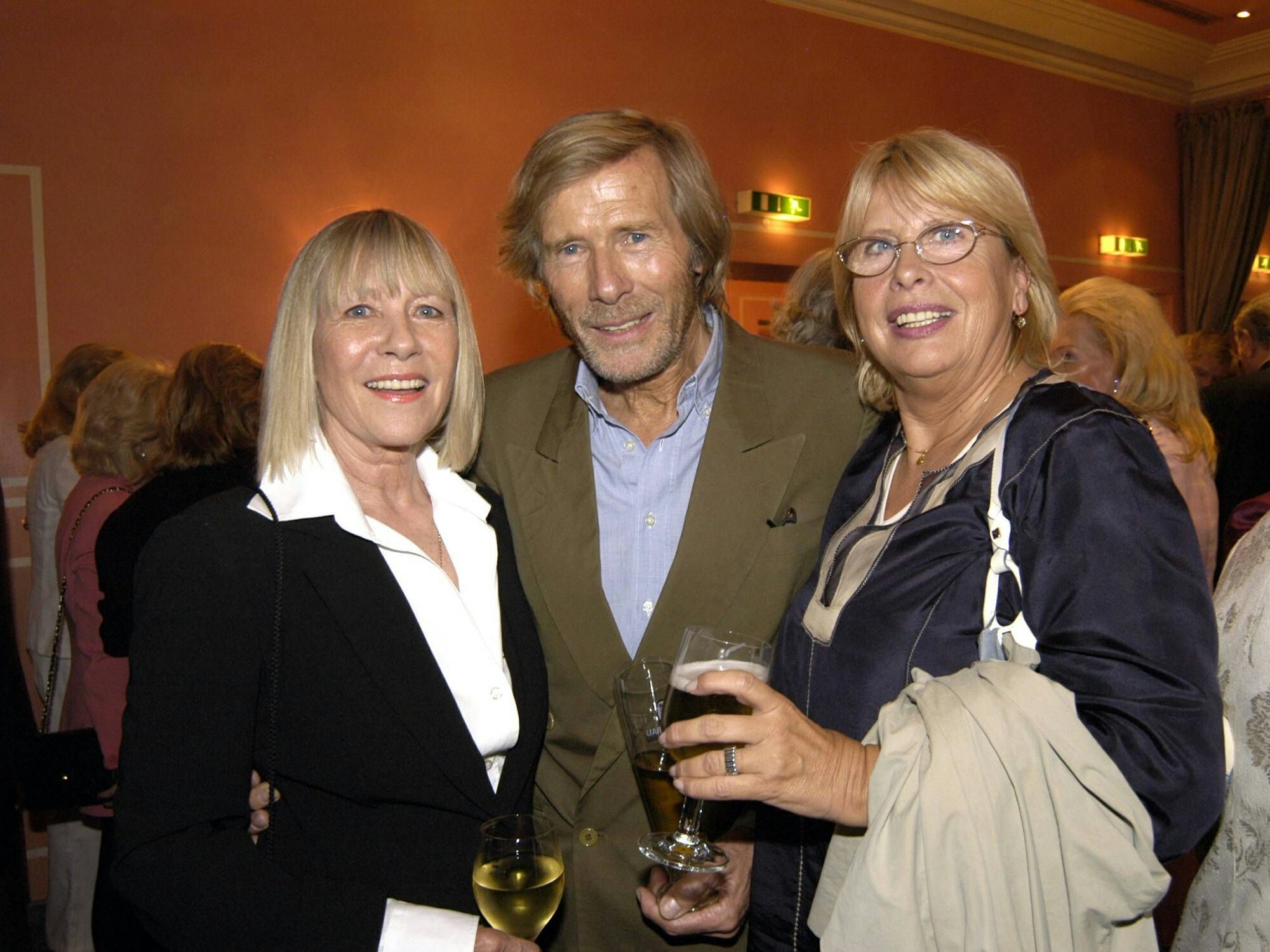 Schauspieler Horst Janson mit Ehefrau Hella (re.) und seiner Ex-Frau, der Schauspielerin Monika Lundi anlässlich der Premiere eines Theaterstücks in der kleinen Komödie im Bayerischen Hof in München 2005.