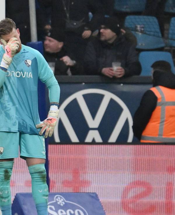 Timo Horn hält sich verzweifelt die Hand vors Gesicht.