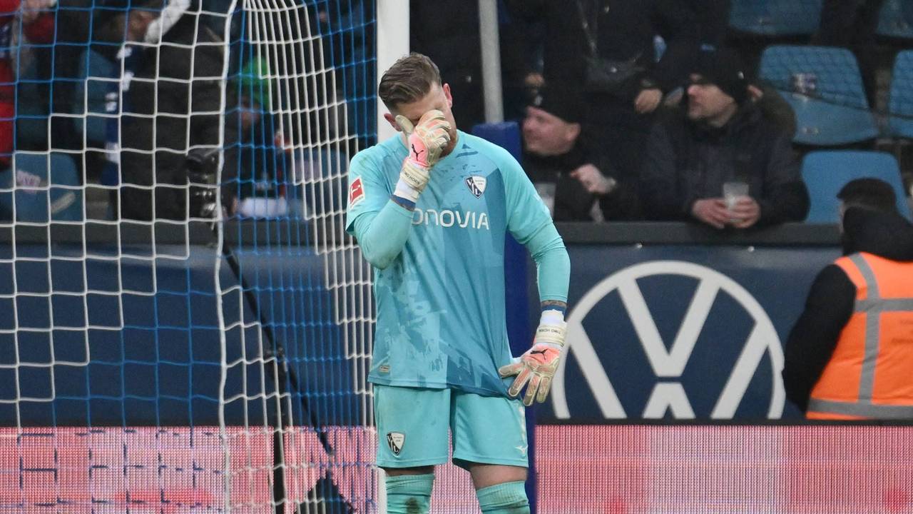 Timo Horn hält sich verzweifelt die Hand vors Gesicht.