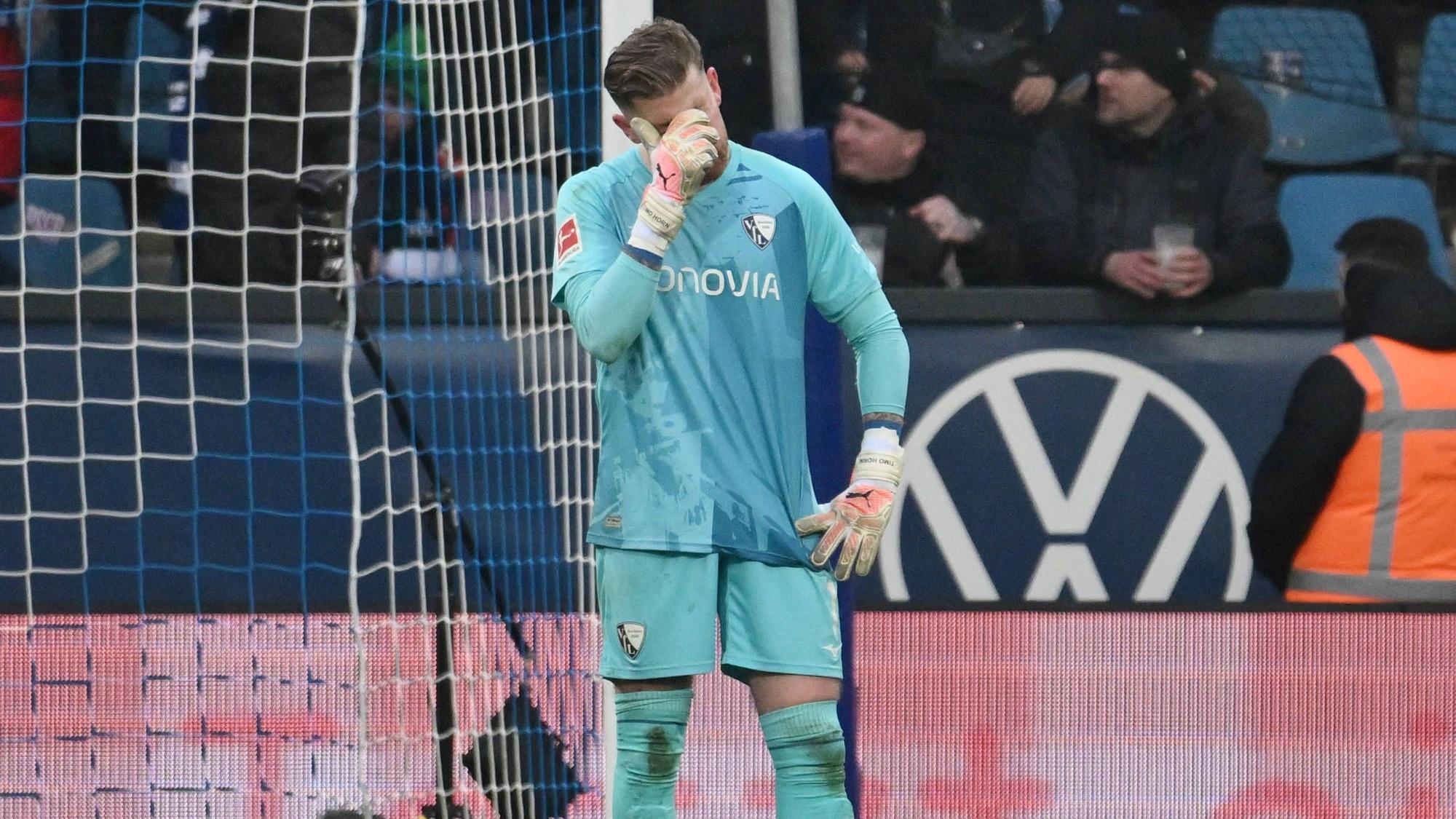 Timo Horn hält sich verzweifelt die Hand vors Gesicht.