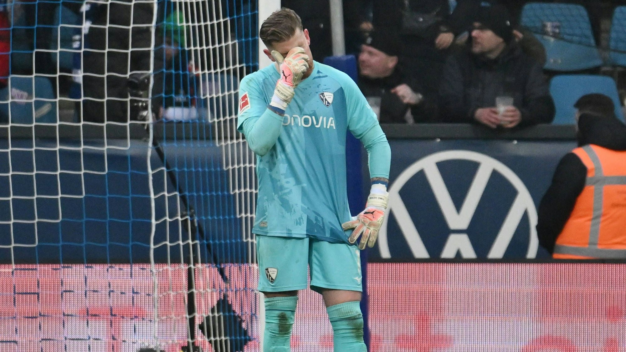 Timo Horn hält sich verzweifelt die Hand vors Gesicht.