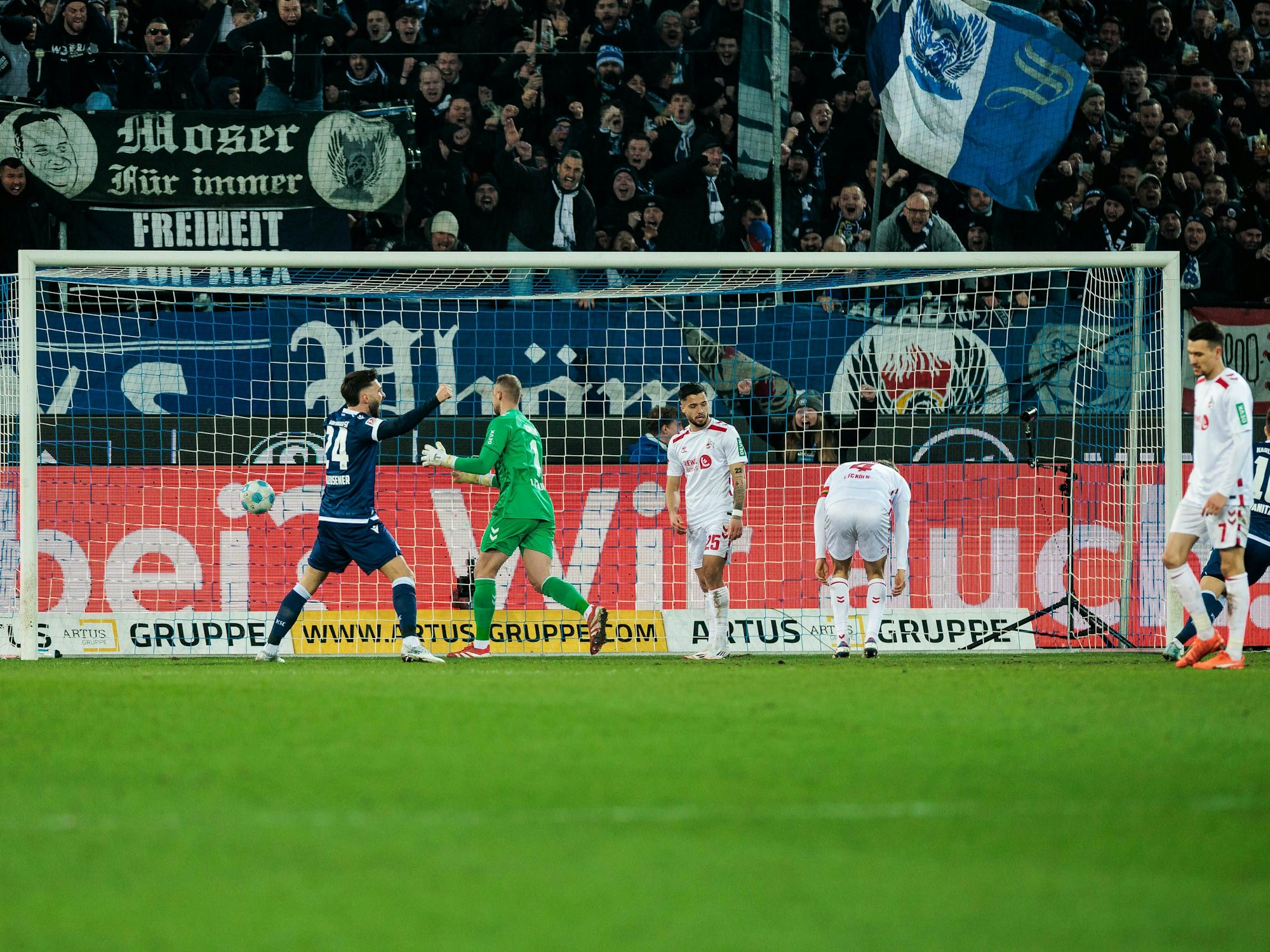 Timo Hübers erzielte ein unglückliches Eigentor gegen Karlsruhe.