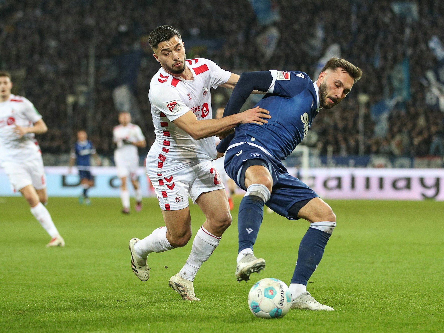 Fabian Schleusener im Zweikampf mit Jusuf Gazibegovic.