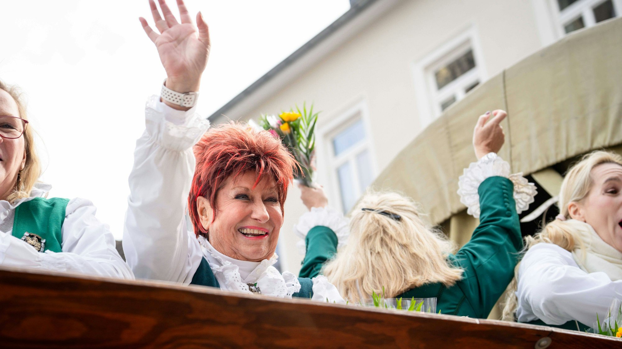 Marita Köllner beim Rosenmontagszug.
