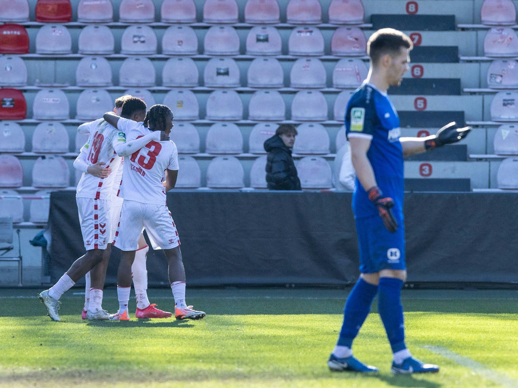 Die FC-Spieler feiern das 1:0 durch Mansour Ouro-Tagba.