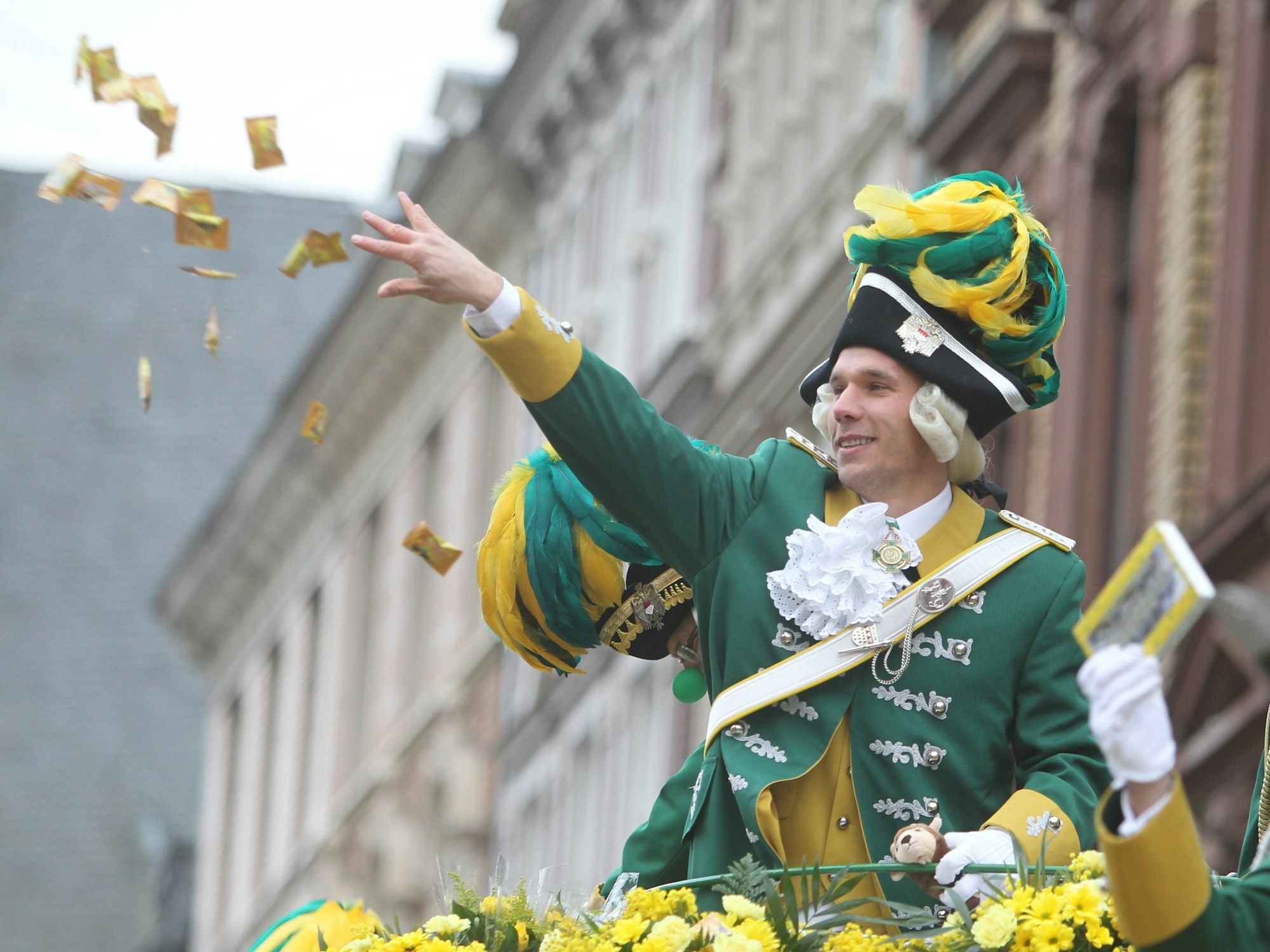 Lukas Podolski auf dem Wagen beim Rosenmontagszug.