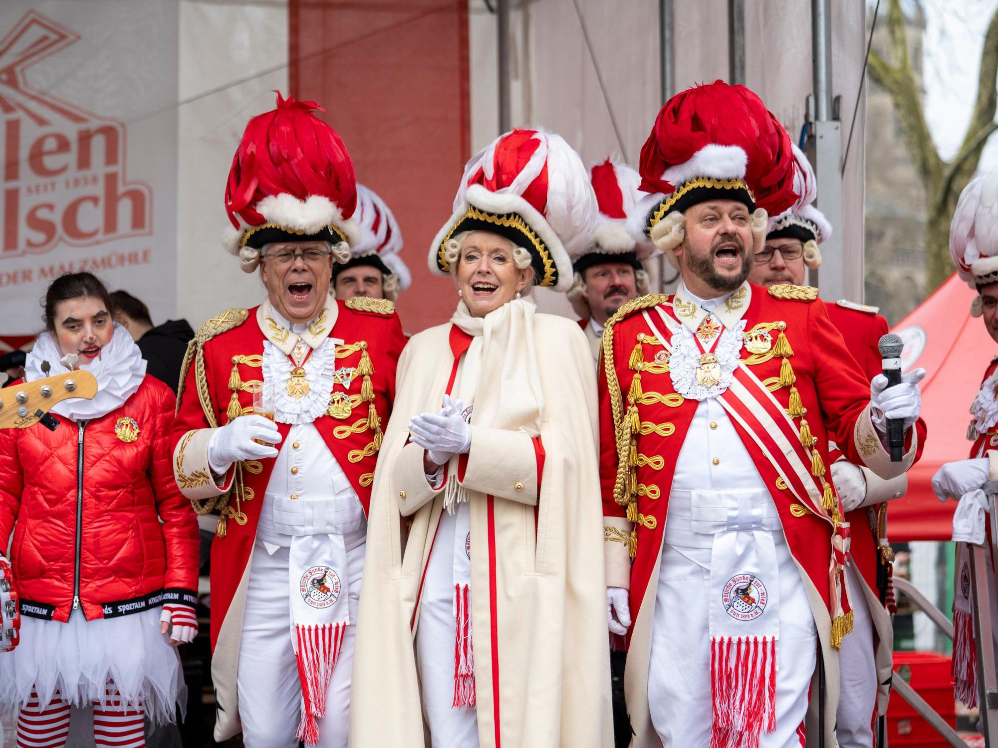 Die Oberbürgermeisterin Henriette Reker trägt das Kostüm der Roten Funken beim Biwak der Roten Funken auf dem Neumarkt.