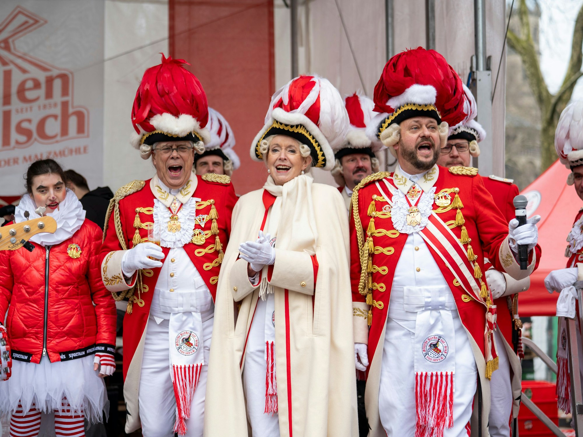 Die Oberbürgermeisterin Henriette Reker trägt das Kostüm der Roten Funken beim Biwak der Roten Funken auf dem Neumarkt.