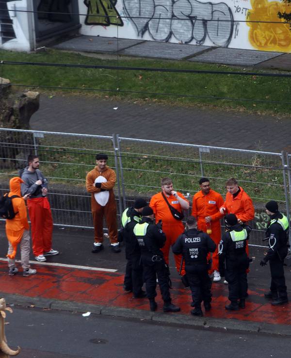 Eine Polizeikontrolle an Weiberfastnacht an der Uniwiese in Köln.