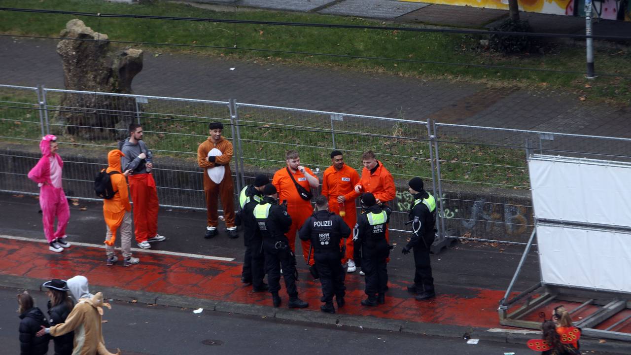 Eine Polizeikontrolle an Weiberfastnacht an der Uniwiese in Köln.