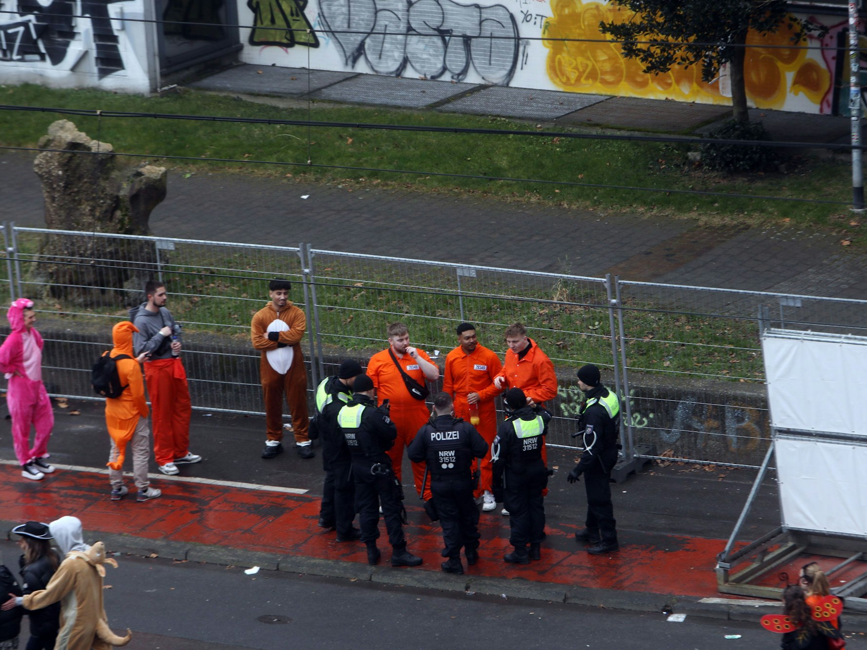 Eine Polizeikontrolle an Weiberfastnacht an der Uniwiese in Köln.